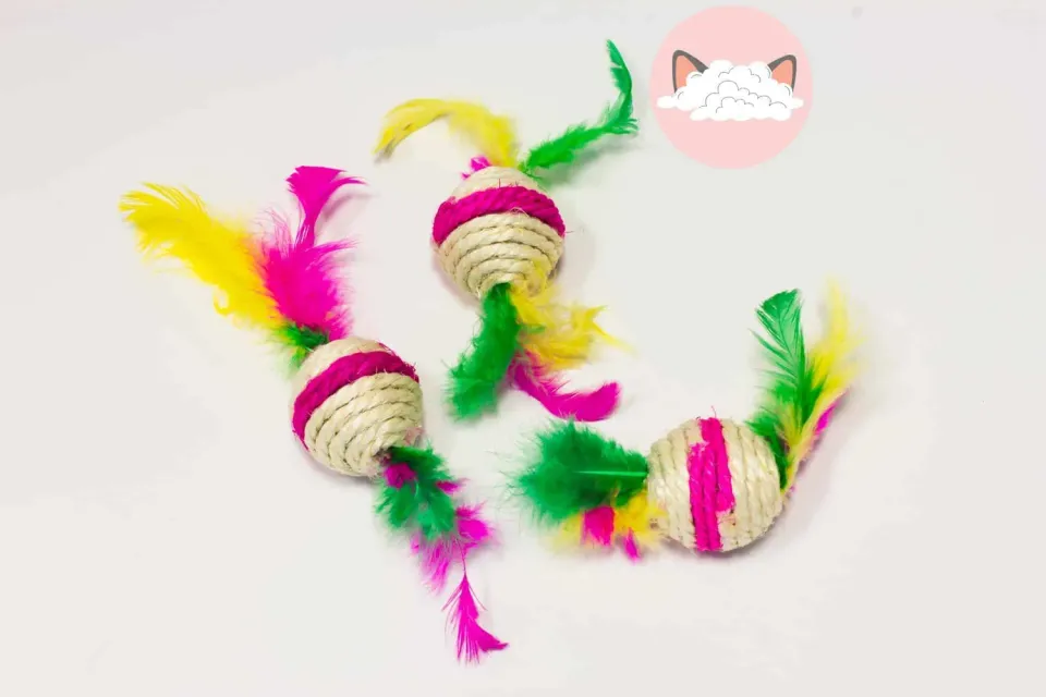 Poezenparadijs Sisal bal met veren kattenspeelbal