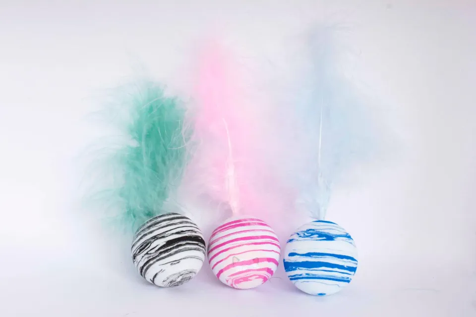 Poezenparadijs Gekleurde bal met veren kattenbal 3-pack